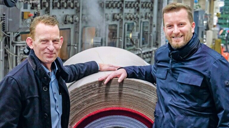 In der Wäscherei: Ansgar van Clewe und Kevin Bartelt (mit Bart) an einem der Orte im Unternehmen, wo viel Energie verbraucht wird. 