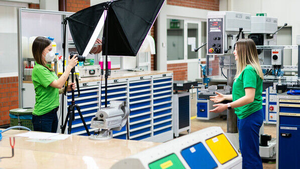 Kamera läuft: Lisa Deutsch (links) dreht ein Video mit Lisa Keßler, einer angehenden Verfahrensmechanikerin für Kunststoff und Kautschuk. 