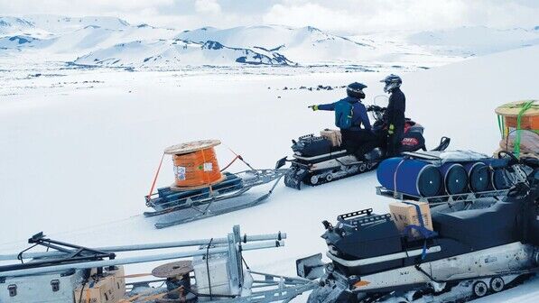 Harte Bedingungen: Auf dem isländischen Vulkan Hekla wird in Eiseskälte ein Frühwarnsystem mit Kabel installiert.