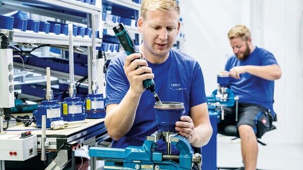 Montage: Zwei Mitarbeiter der Firma UWT in Betzigau fertigen ein Füllstandsmessgerät.