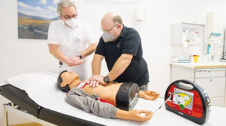 So geht die Herzdruckmassage: Ersthelfer Thom Zick übt unter Anleitung von Werksarzt Samuel Schmidt.