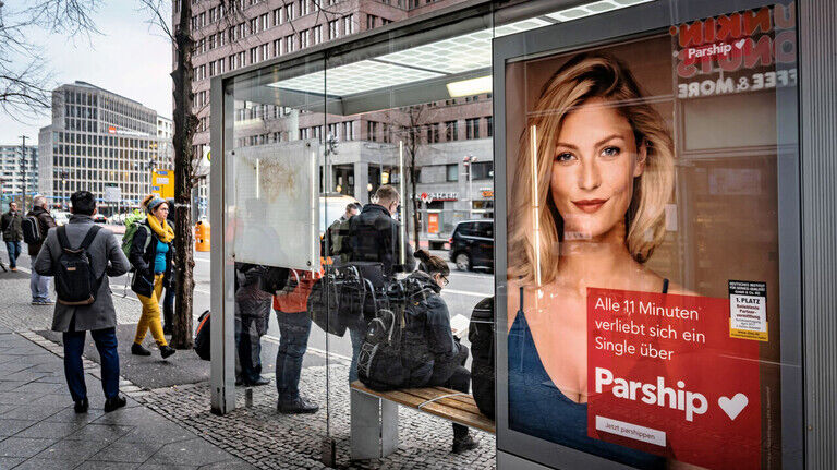 Markante Werbung: Ein Parship-Plakat – wie hier in Berlin Mitte – hat wohl jeder schon mal gesehen.