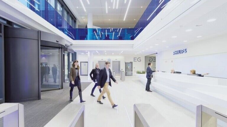 Hell und einladend: Der Eingangsbereich der neuen Philips-Zentrale, die Ende 2015 eingeweiht wurde. Foto: Philips/Frank von Wieding