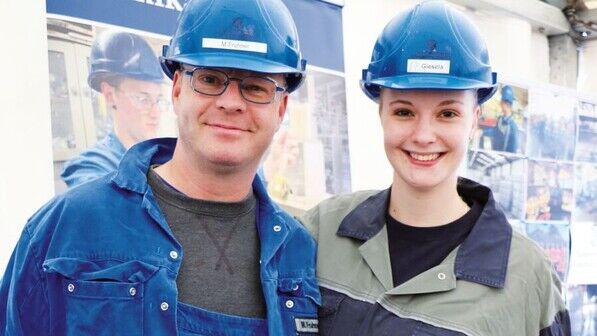 Familiär: Michael Fruhner mit seiner Tochter Jasmin, die eine Ausbildung in dem Nordenhamer Unternehmen macht. Foto: Zinkhütte