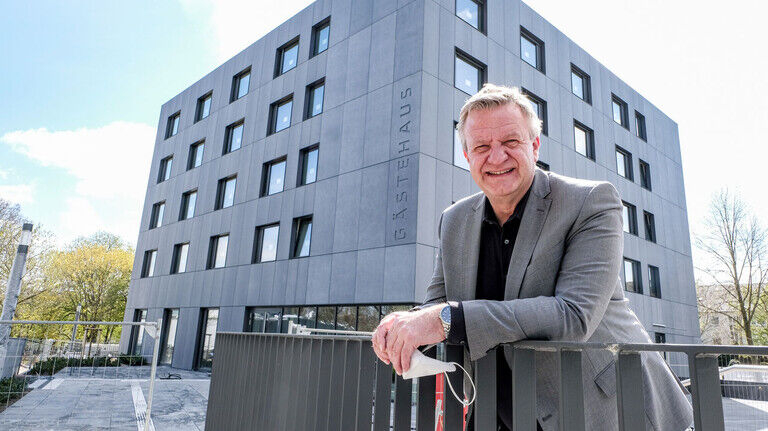 Außenansicht: Geschäftsführer Detlef Braun vor dem neuen Gästehaus. 