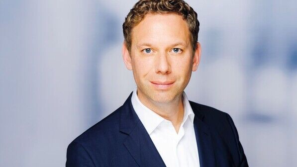 „Stark steigende Löhne belasten die Betriebe dauerhaft“, sagt Dr. Alexander Börsch, Chefökonom Deloitte.