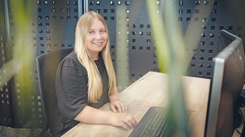 Glücklich am Arbeitsplatz: Emily Oelmaier in der Konstruktion bei Wölfle, einem Technologieausstatter für Nutzfahrzeuge und Maschinen.