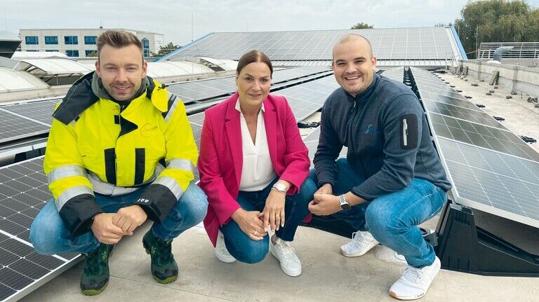 Projekt geschafft: Photovoltaik-­Experte Floyd Janning mit Petra und Philipp Schlote (von links) auf dem neuen Solardach. Was jetzt noch fehlt, ist Sonnenschein.
