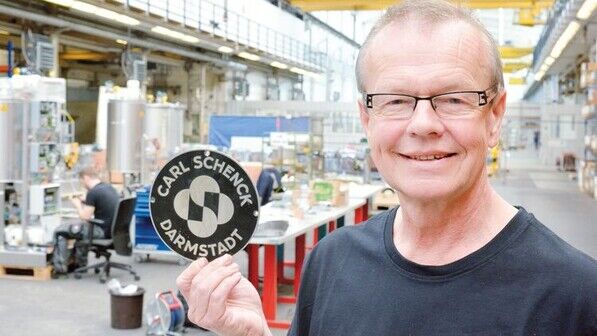 Stolz auf ein seltenes Berufsjubiläum: Josef Haschke mit seinem CSD-Schild. Foto: Scheffler