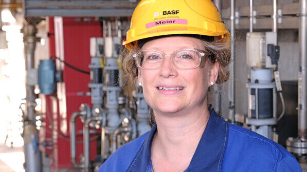 Mit Helm und Blaumann ist Nicole Meier oft in der Gerianolfabrik unterwegs, die sie leitet.