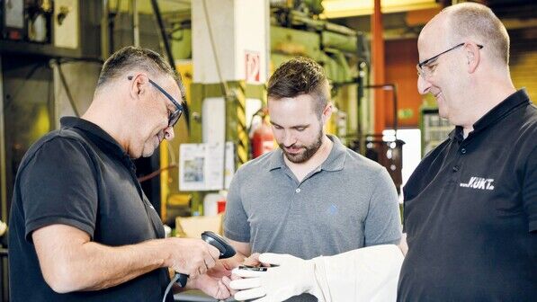 Haben intelligenten Handschuh entwickelt: Firmenchef Andreas Schön, Matthias Ziegler und Markus Lyncker (von links).