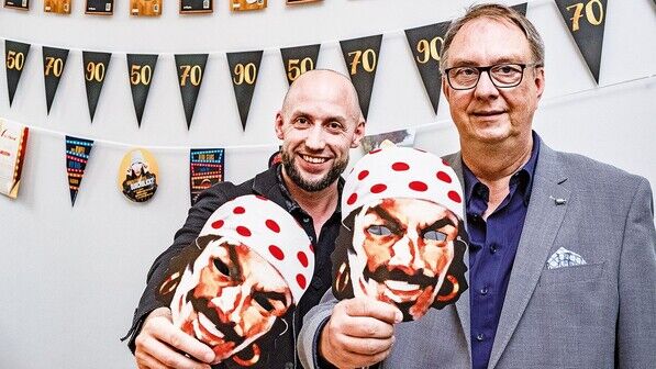 Auch Masken gehören zum Produktprogramm: Die Cousins Kevin Suthor und Ralf Stobbe (von links) führen das Familienunternehmen.