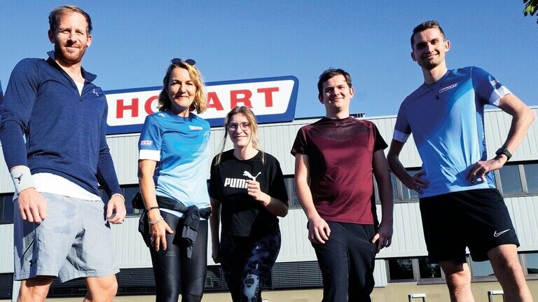 Lara Zürn (Mitte) ist Service-Mitarbeiterin beim Unternehmen Hobart in Offenburg. Und sie leitet die betriebliche Laufgruppe: Regelmäßig schlüpft sie mit einigen Kollegen am Feierabend in die Joggingschuhe. 