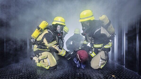 Gerettet: Der Feuerwehrtrupp hat den „Verletzten“ geborgen und bringt ihn in Sicherheit.