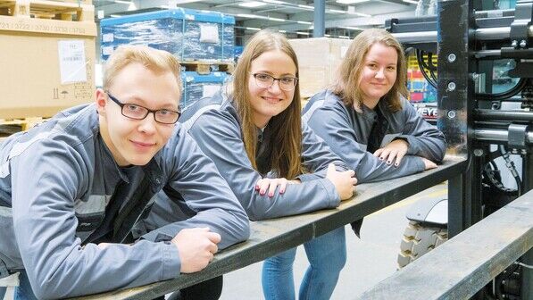 Junge Fachkräfte für Lagerlogistik: Patric Timm und die Zwillinge Sara und Nicole Heise (von links).