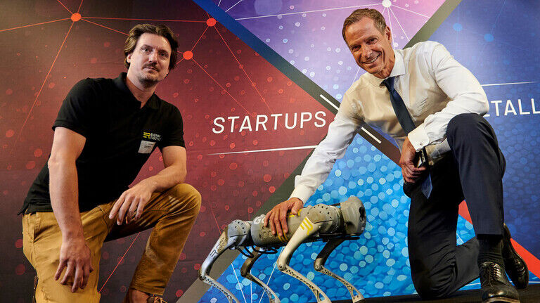Ein echter Hingucker: Der hundeähnliche Roboter von Energy Robotics, dessen Fähigkeiten Dorian Scholz (links), Mitgründer von Energy Robotics, hier Samson-Chef Andreas Widl erklärt.