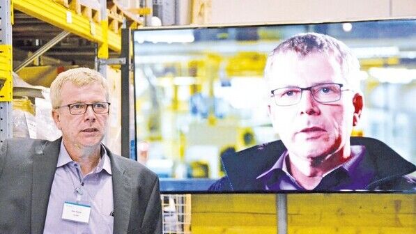 Real und digital präsent: Standort-Chef Jens Harde wirbt für die neue Technologie. Foto: Ajamieh 