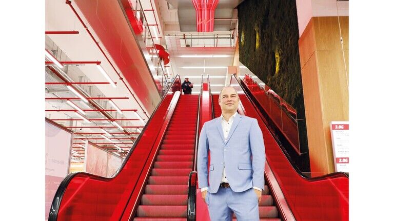 Schicke Treppe: Marktleiter Arvid Schirmag im neuen Berliner Flagship-Store des Elektronikriesen Media Markt Saturn.