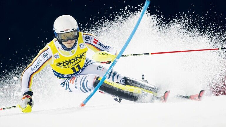 Biegsam: Die Slalom-Stangen müssen einiges aushalten, wenn Linus Straßer den Hang hinunterfegt – wie hier beim Nachttorlauf in Madonna di Campiglio. Der Münchner Rennläufer ist derzeit Favorit der deutschen alpinen Skiathleten. 