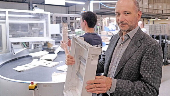 Nachhaltig: Geschäftsführer Ralf Swoboda zeigt eine Verteilerschrank-Rückwand aus recyceltem Kunststoff.