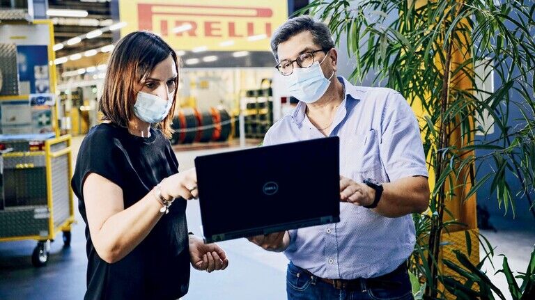 Besprechung: Jutta Vogel (links) und Karl Hock haben weitere Pläne. Bis 2025 will Pirelli zu 100 Prozent Ökostrom nutzen.